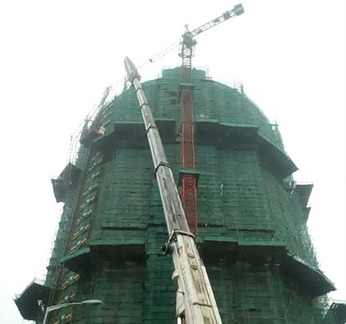 港北吊车在工地上作业